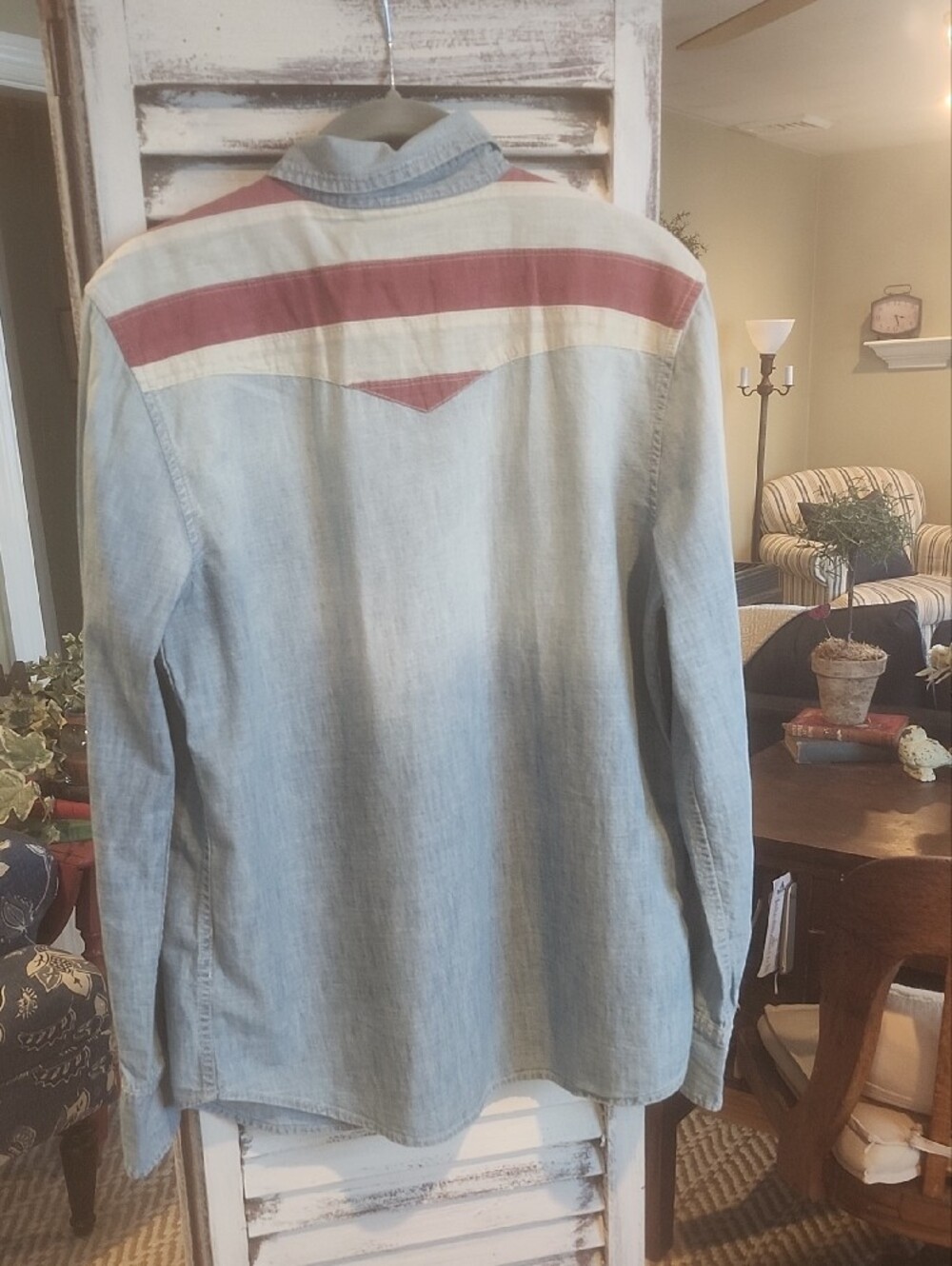 Vintage-Inspired Denim Shirt with Flag Yoke and AEO jeans - Picture 2 of 4